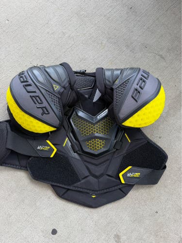 XL Senior Bauer Supreme Ultrasonic Shoulder Pads (Used)