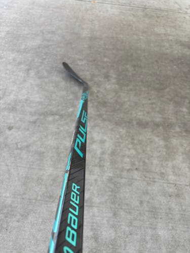 Senior Bauer Pulse Hockey Stick Left Hand P28 70 Flex (New)