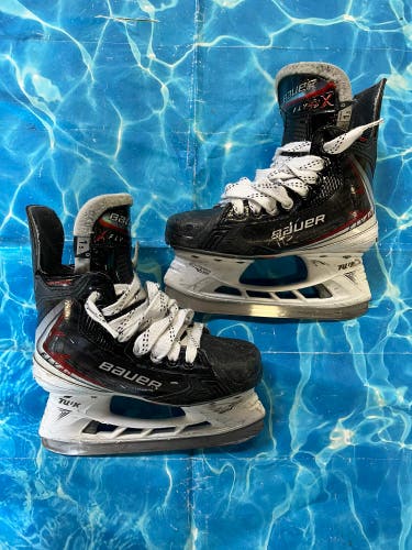 Junior Bauer Vapor Fly40 Hockey Skates Regular Width Size 1.5 (Used)