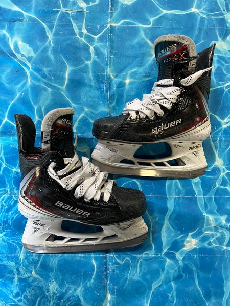 Junior Bauer Vapor Fly40 Hockey Skates Regular Width Size 1.5 (Used)