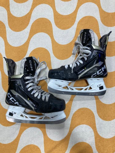 Intermediate CCM AS-V Hockey Skates Size 4.5 (Used)