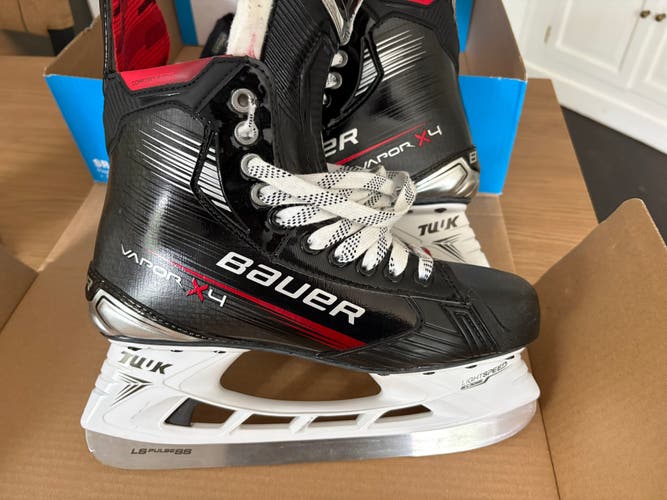 2023 Bauer Vapor X4 Hockey Skates Regular Width 8 (Used)
