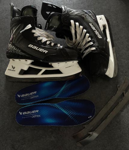 Black 2025 Bauer Vapor Flylite Hockey Skates Regular Width Pro Stock 9.5 (Used)