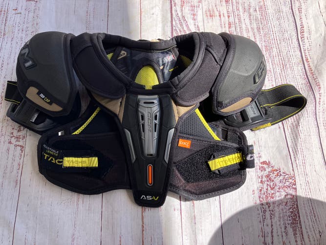 Medium Junior CCM Tacks AS-V Shoulder Pads (Used)