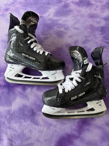 Intermediate Bauer Supreme Mach Hockey Skates Size 4 (Used)