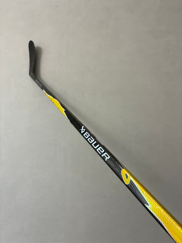 Used 82 Flex P28M Senior Bauer Vapor League (Flylite dress) Right Hand Pro Stock Hockey Stick - Gold