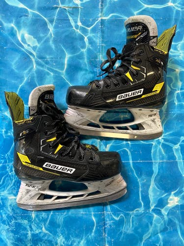 Junior Bauer Supreme M4 Hockey Skates Regular Width Size 2 (Used)