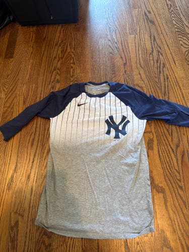 NY Yankees Gray Small Men's Nike Shirt (Used)