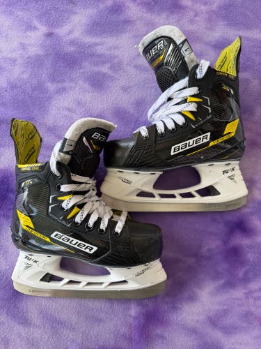 Junior Bauer Supreme M4 Hockey Skates Regular Width Size 1 (Used)