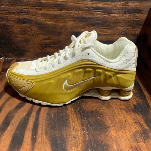 Nike Shox R4 Soft Pearl Metallic Gold Sneakers AR3565-010 Womens Size 6.5