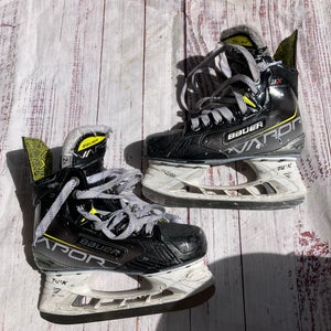 Junior Bauer Vapor 3X Hockey Skates Extra Wide Width Size 2.5 (Used)