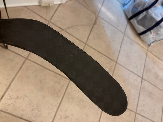 Junior Bauer Nexus Tracer Right Handed Hockey Stick P28 30 Flex (New)