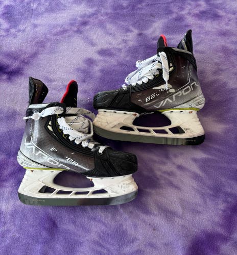 Intermediate Bauer Vapor Hyperlite Hockey Skates 5.5 (Used)