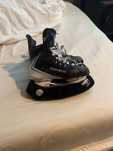 2025 Bauer Vapor Flylite Hockey Skates Regular Width Pro Stock Size 3.5 (Used)