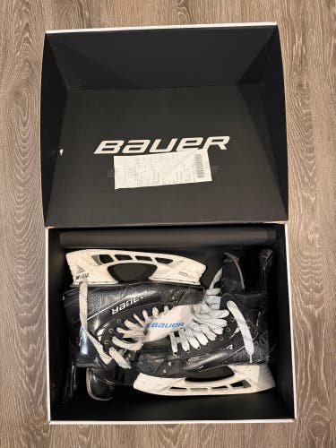 Black 2024 Bauer Vapor Hyperlite Hockey Skates Wide Width Pro Stock 8 (Used)