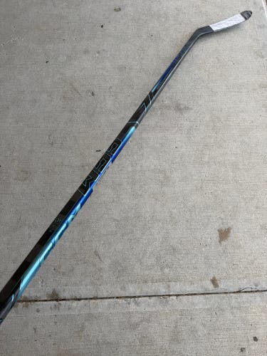 Senior CCM Vizion Hockey Stick Right Handed P28 70 Flex (Used)