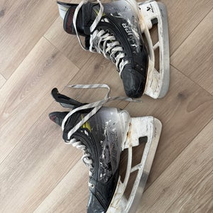 Black 2023 Bauer Vapor Hyperlite 2 Hockey Skates 8.5 (Used)