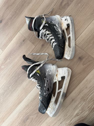 Black 2023 Bauer Vapor Hyperlite 2 Hockey Skates 8.5 (Used)