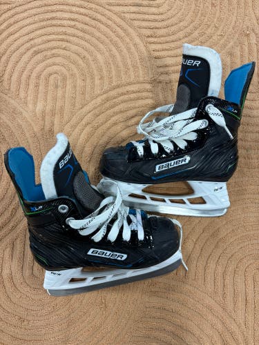 Youth Bauer XLP Hockey Skates Regular Width 12 (Used)