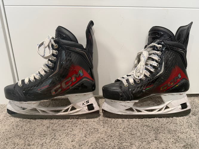 2025 CCM JetSpeed FT8 Pro Hockey Skates Regular Width 6 (Used)