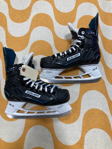Intermediate Bauer XLP Hockey Skates Size 4 (Used)