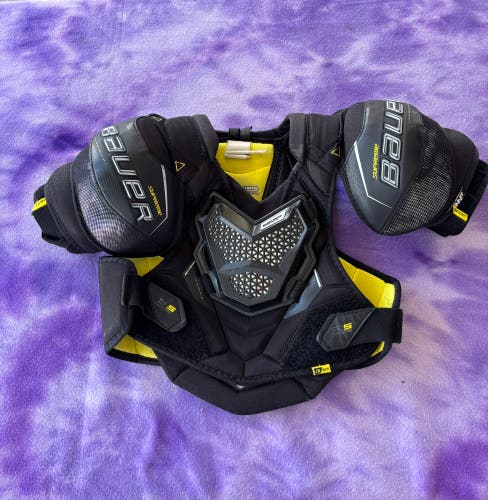 Medium Junior Bauer Supreme 3S Pro Shoulder Pads (Used)