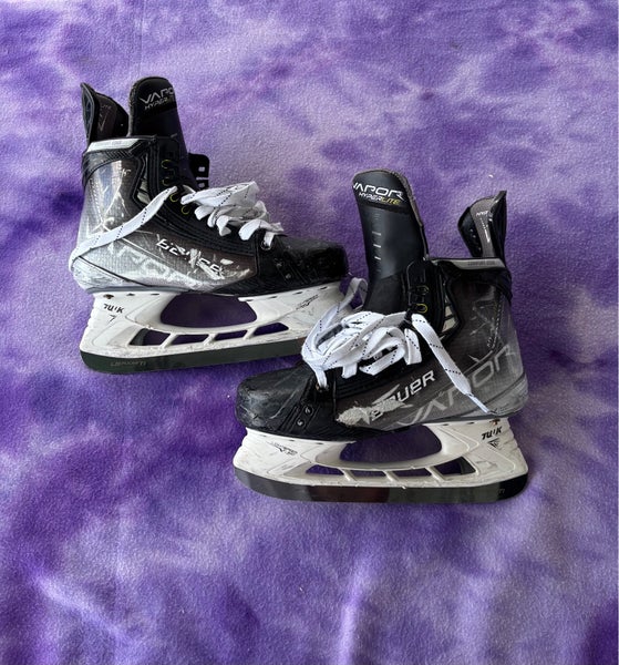 Intermediate Bauer Vapor Hyperlite Hockey Skates Size 5.5 (Used)