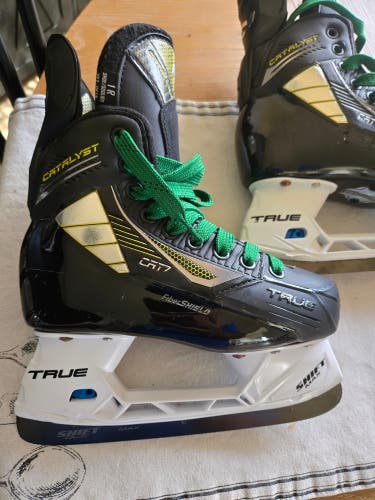 2022 True Catalyst 7 Hockey Skates Regular Width Size 1 (Used)