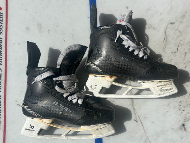 Black 2024 Bauer Supreme Shadow Hockey Skates Regular Width Pro Stock 9.5 (Used)