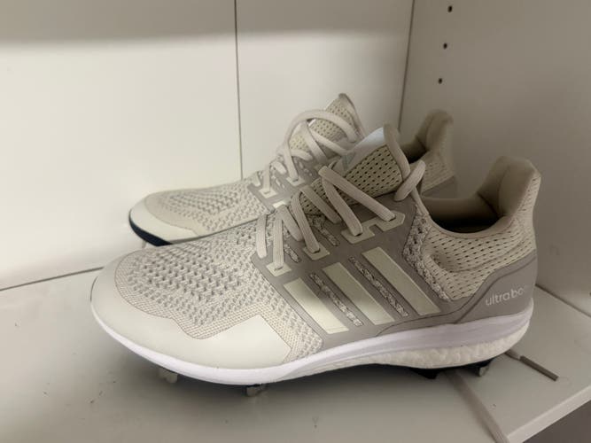Men's Size M 8.5 (W 9.5) Adidas Ultraboost (New)