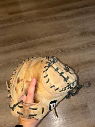 Wilson A2000 RH Catcher's Baseball Glove 33" (Used)