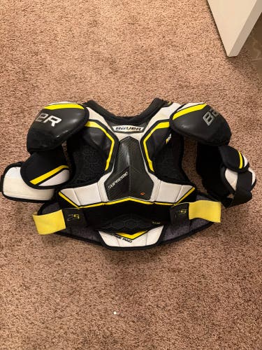 Men's Medium Senior Bauer Supreme 2S Pro Shoulder Pads (Used)