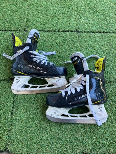 Intermediate Bauer Supreme M4 Hockey Skates Size 4.5 Fit 2 (Used)