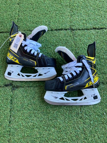 Junior CCM Super Tacks 9380 Hockey Skates Regular Width Size 2 (Used)