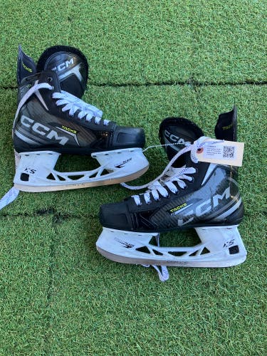 Intermediate CCM Tacks XF 70 Hockey Skates Regular Width 6 (Used)