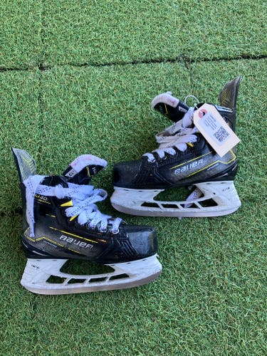 Youth Bauer Supreme M40 Hockey Skates Regular Width 13 (Used)