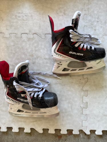 2025 Bauer Vapor Fly30 Hockey Skates Regular Width Size 2.5 (Used)