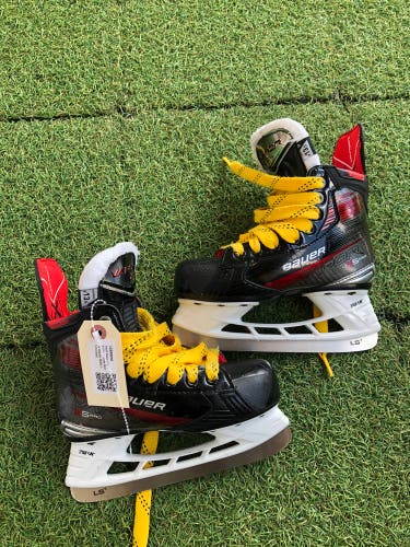 Youth Bauer Vapor X5 Pro Hockey Skates Regular Width 13.5 (Used)