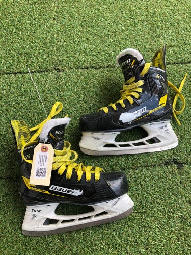 Intermediate Bauer Supreme M3 Hockey Skates Regular Width Size 4 (Used)