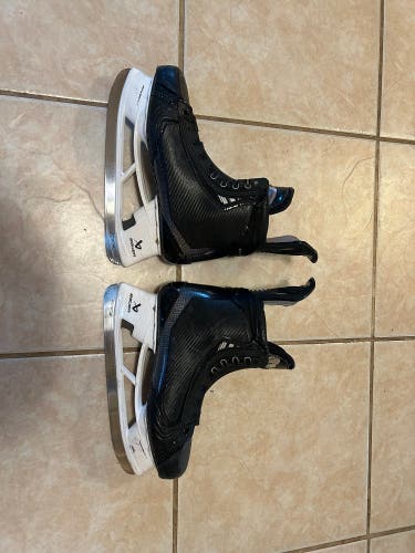 2023 Bauer Vapor Hyperlite 2 Hockey Skates Regular Width Pro Stock 10.5 (Used)