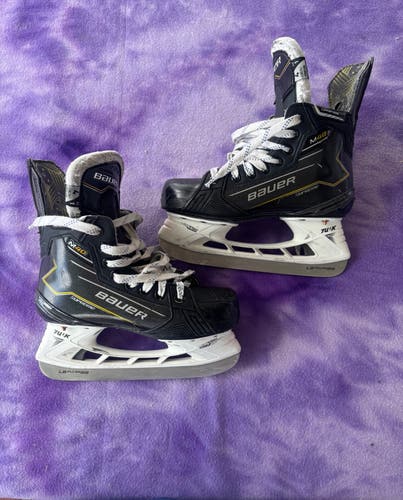 Intermediate Bauer Supreme M40 Hockey Skates Size 4 (Used)