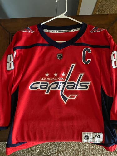 Red Large/Extra Large Kids Unisex Adidas Jersey (Used)