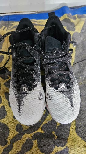 4Y (Big Kids / Youth) Under Armour High Top (Used)