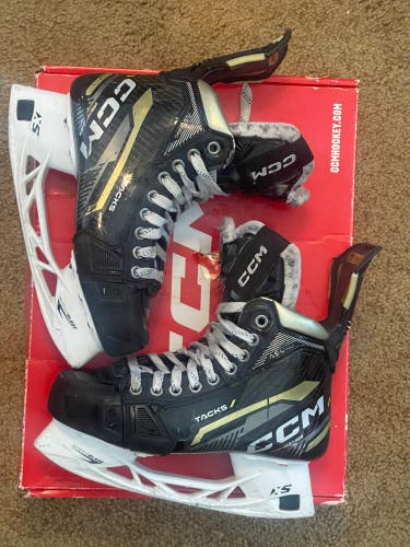 Black 2022 CCM AS-V Pro Hockey Skates Extra Wide Width Size 4 (Used)
