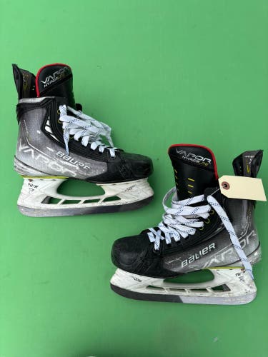 Intermediate Bauer Vapor Hyperlite Hockey Skates Size 5