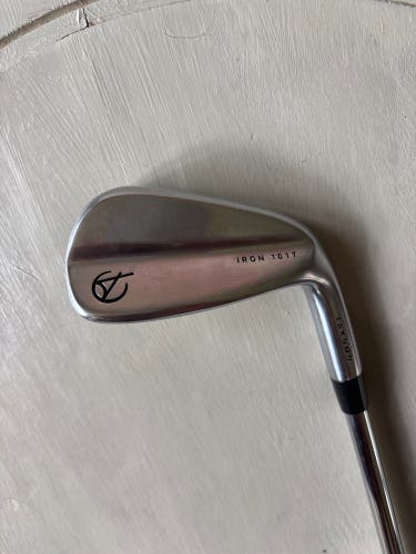 Mint Condition Men's 2022 101T Right Handed 9 iron Regular Flex (Used)