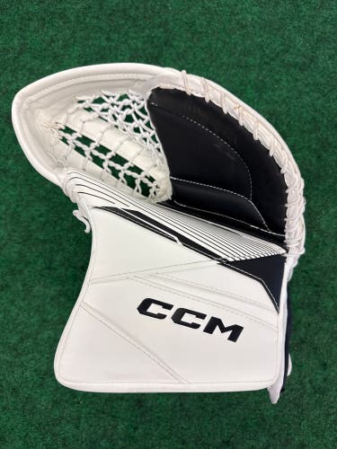 White & Black Intermediate CCM Axis 2.9 Goalie Glove Regular (Used)