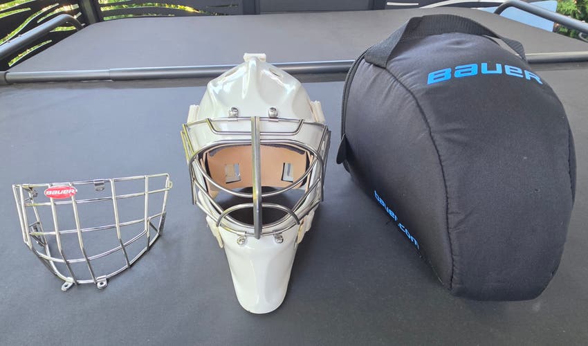 Senior Medium Bauer 961 Goalie Mask (Used)