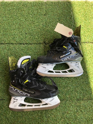Junior Bauer Vapor 3X Hockey Skates Regular Width Size 2 (Used)