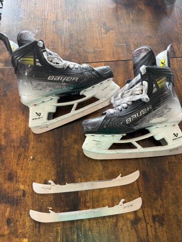Black/Gray 2023 Bauer Vapor Hyperlite 2 Hockey Skates Pro Stock 9 (Used)